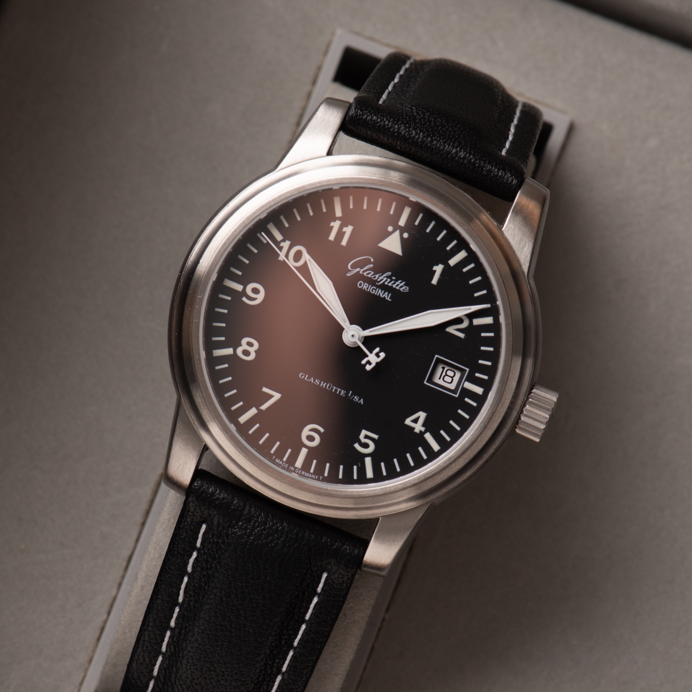 Vue de Glashütte Original Senator Navigator — cadran noir — Réf. 39-11-07-07-04 — 1999